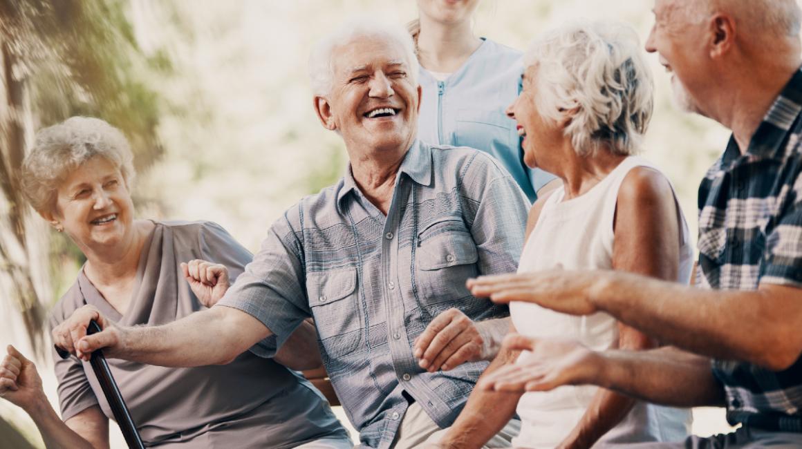 Grupa uśmiechniętych seniorów podczas rozmowy