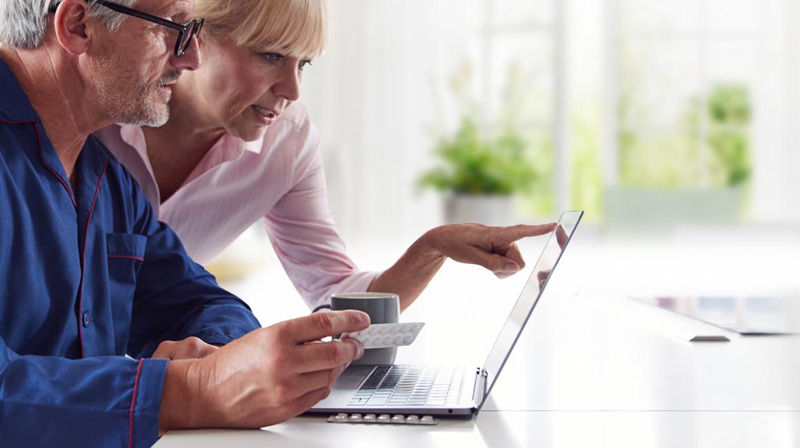 żona pokazuje mężowi coś na ekranie