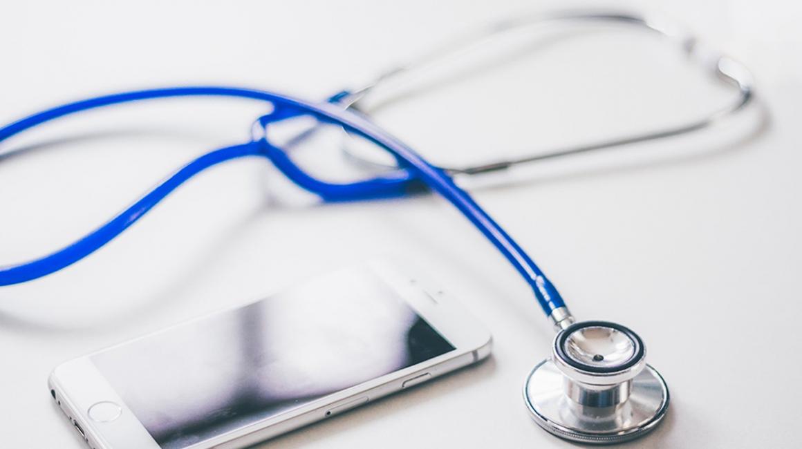 Na zdjęciu stetoskop lekarski i telefon.