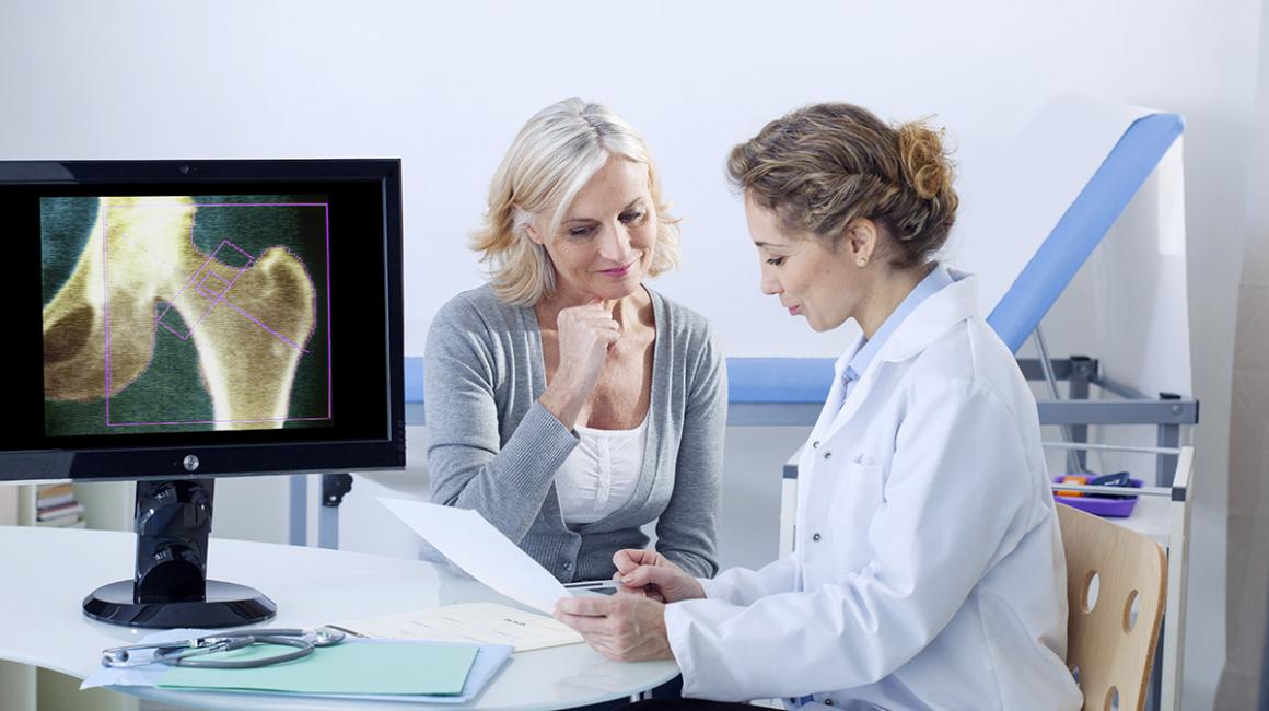 Starsza pani rozmwia z doktorką o wynikach badań gęstości kości