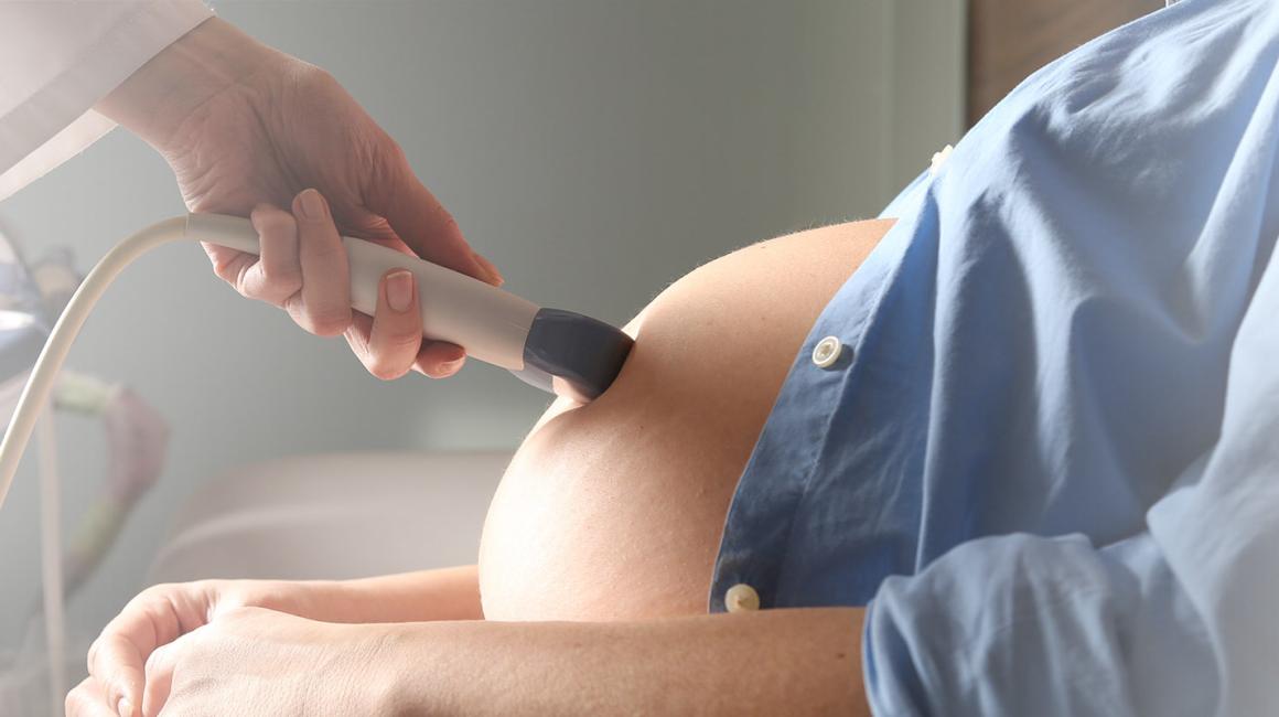 Kobieta w zaawansowanej ciąży podczas badania USG