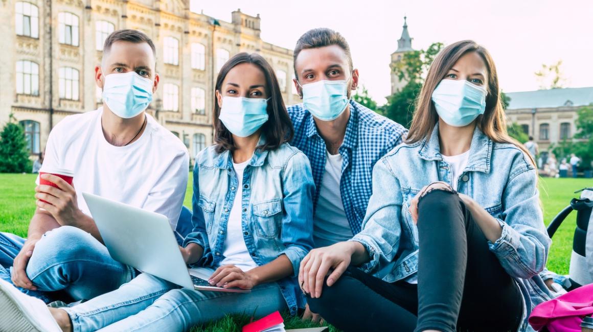 studenci w maseczkach zagranicą