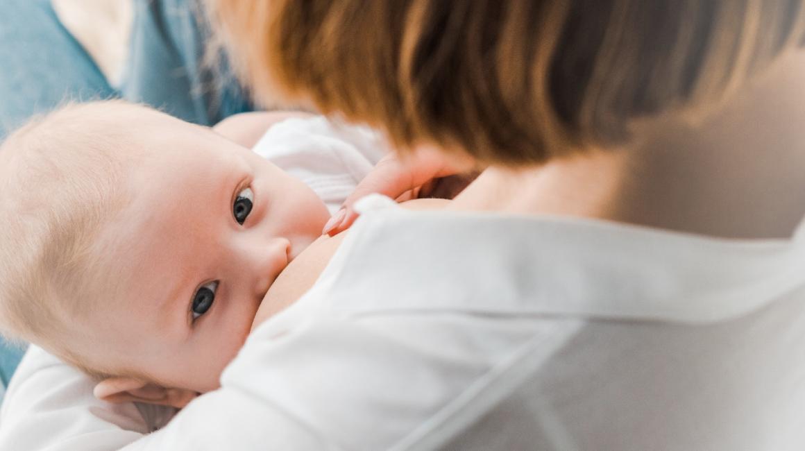 Matka karmiąca dziecko piersią