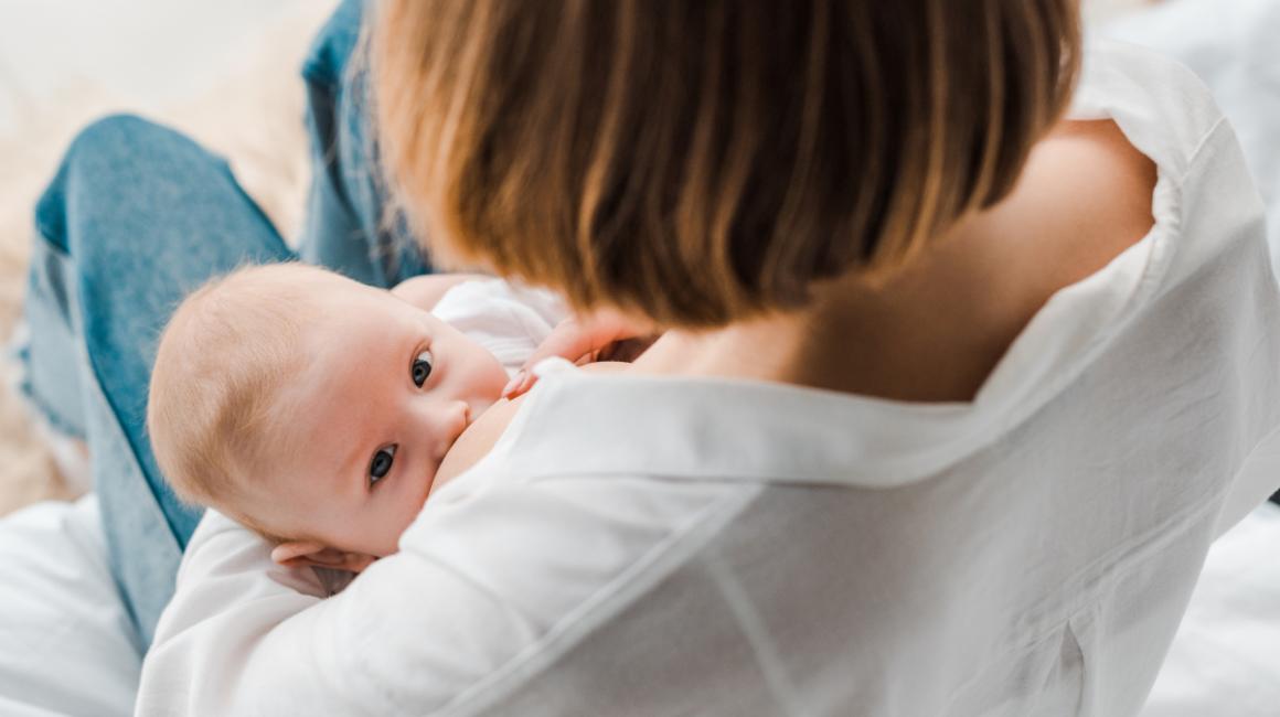 Matka karmiąca dziecko piersią