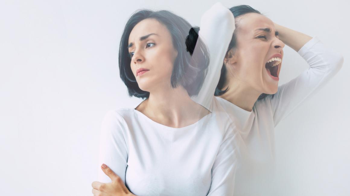 Kobieta oparta o ścianę patrzy w dal. Obok widać jej drugie oblicze, które krzyczy i trzyma się za głowę.