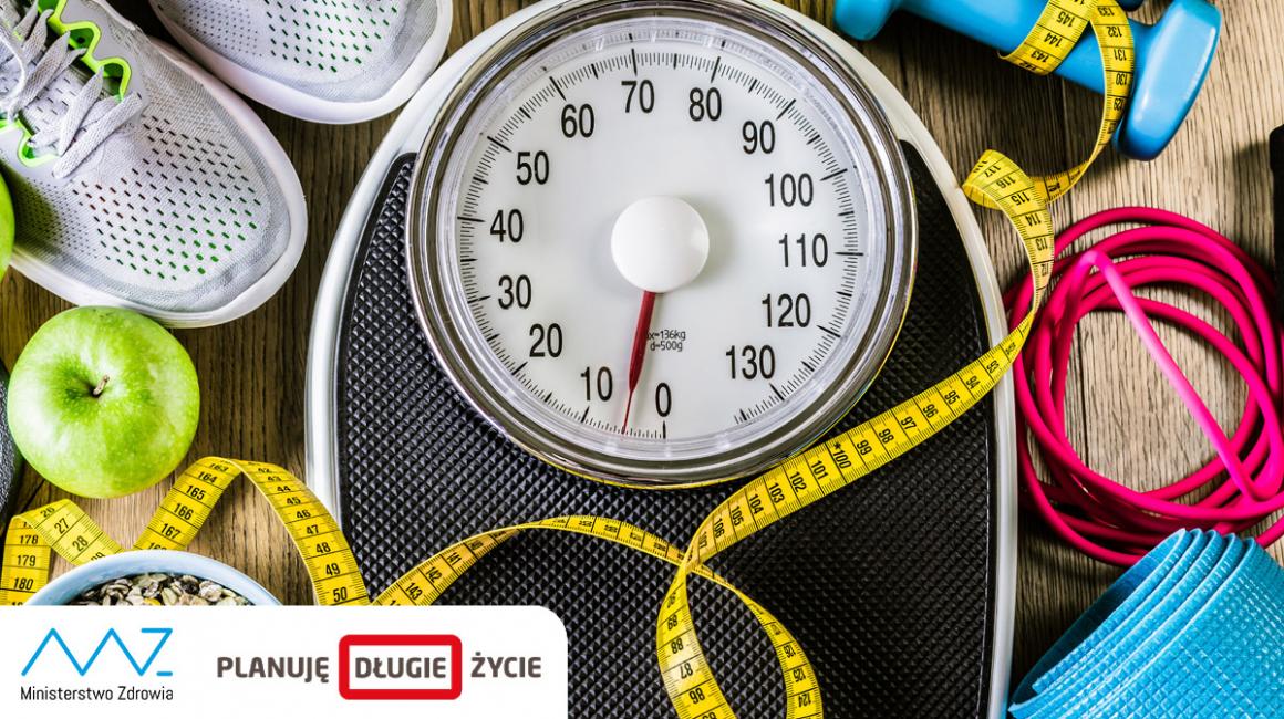 Różne przedmoty: waga, trampki, jabko, miara krawiecka