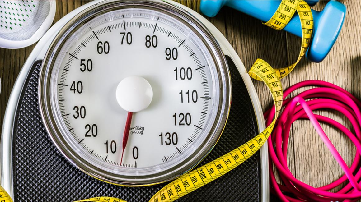 Różne przedmoty: waga, trampki, jabko, miara krawiecka