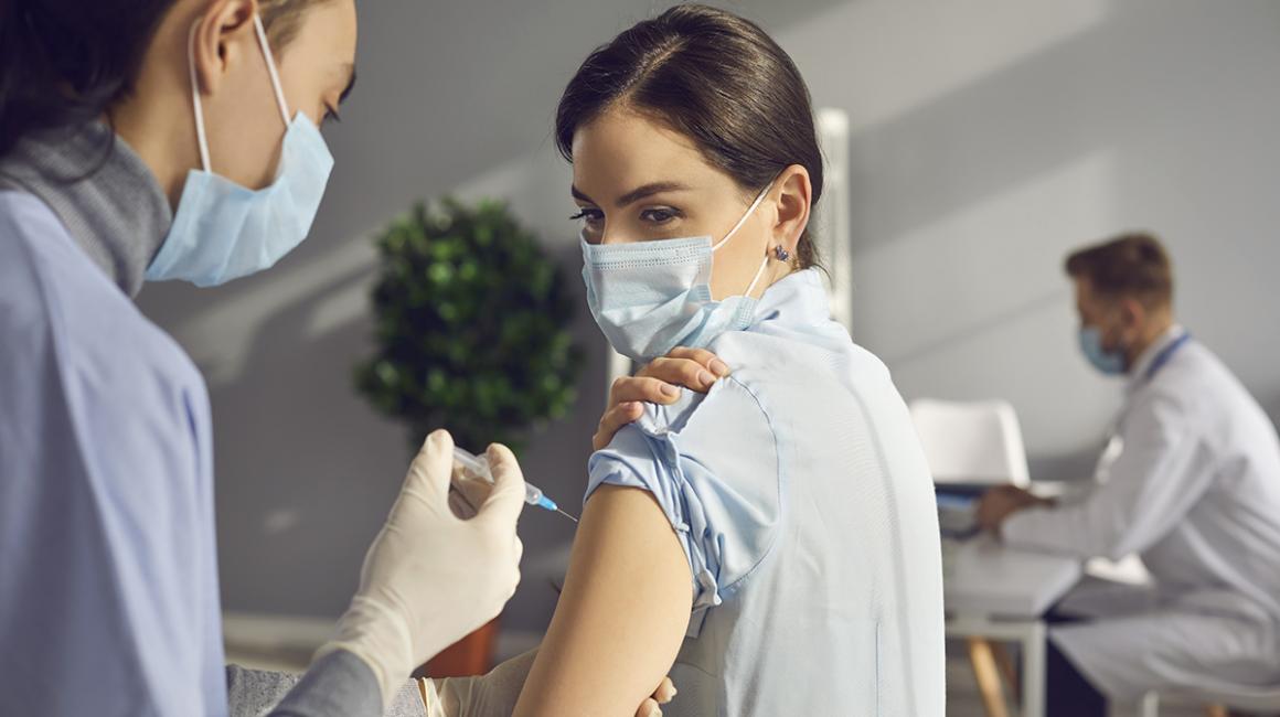 Szczepienie młodej kobiety