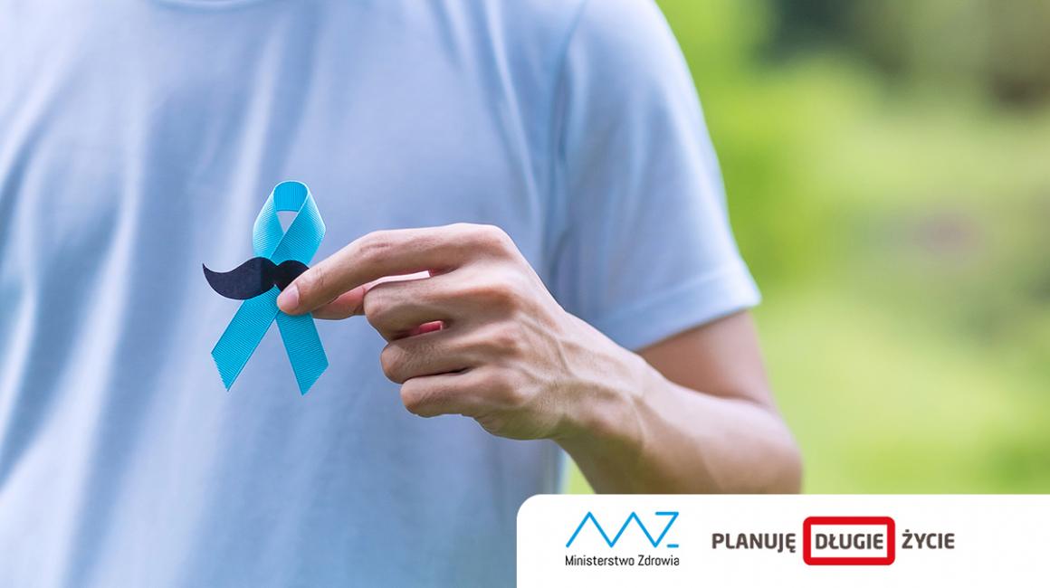 Mężczyzna trzymający niebieską wstążkę z wąsami - symbol walki z rakiem prostaty.