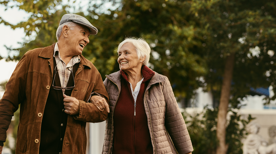 Seniorzy na jesiennym spacerze
