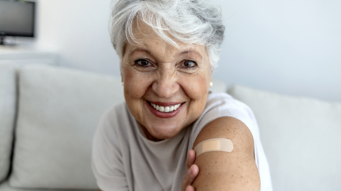 Uśmiechnięta starsza pani po szczepieniu