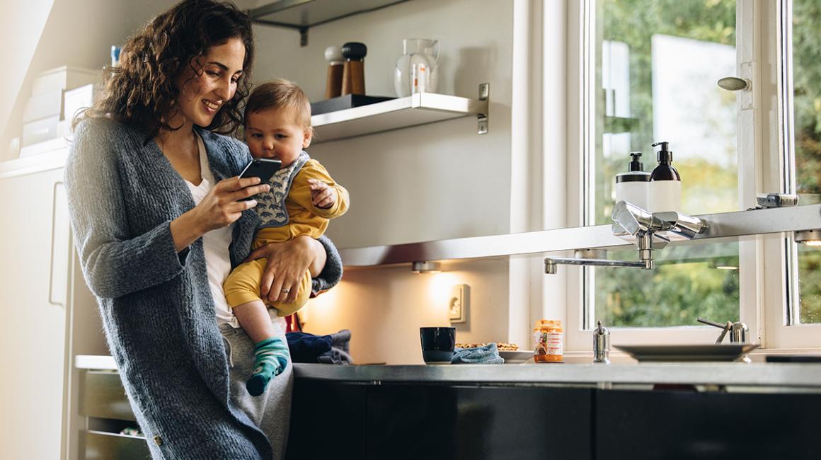 Matka z dzieckiem na rękach w kuchni