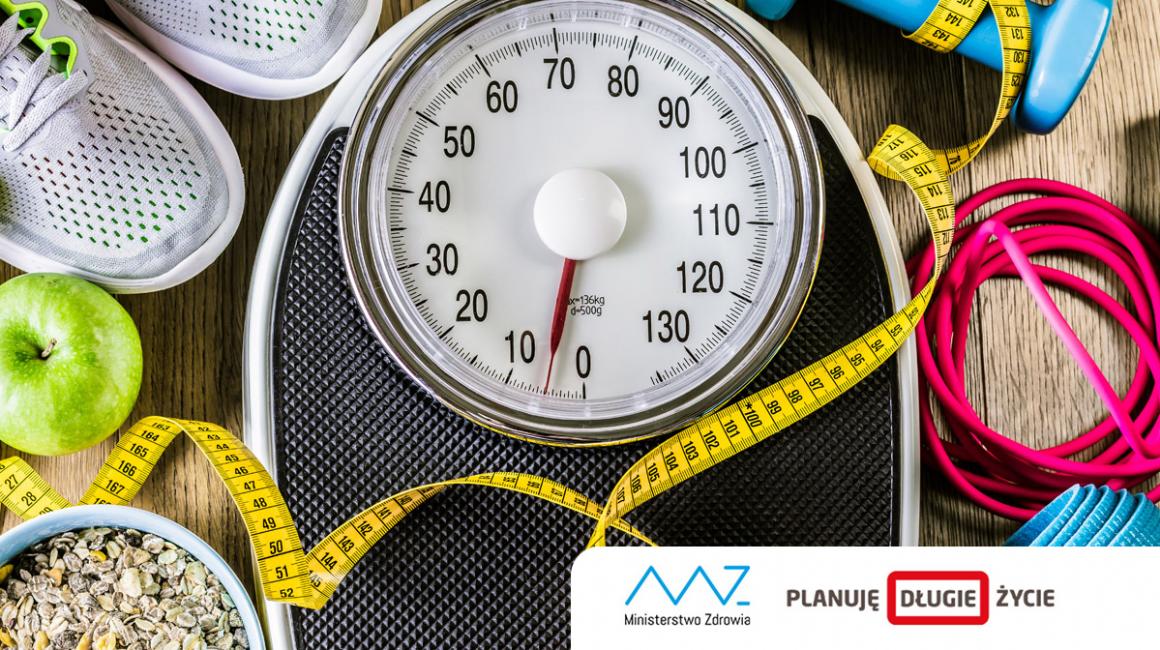 Różne przedmioty: waga, trampki, jabłko, miara krawiecka