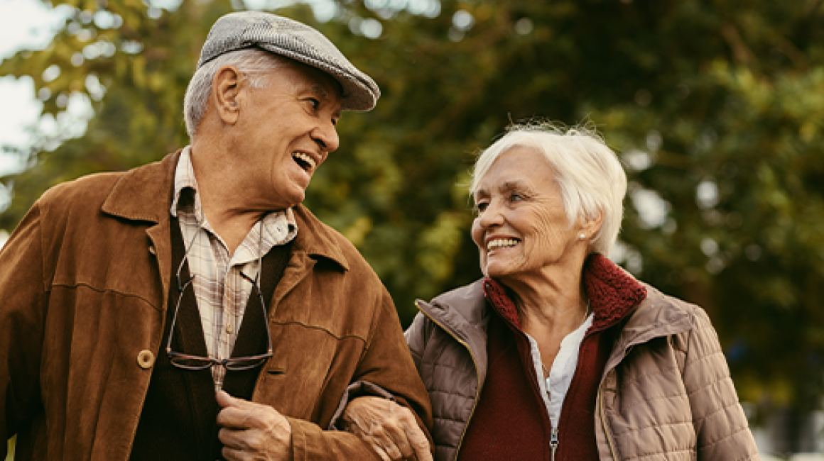 Seniorzy na jesiennym spacerze