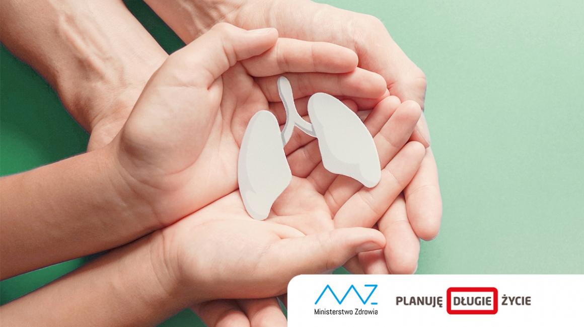 Model płuc trzymany w dłoniach, które są podtrzymywane przez większe dłonie.