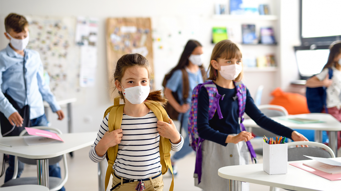 Dzieci w klasie z maseczkami