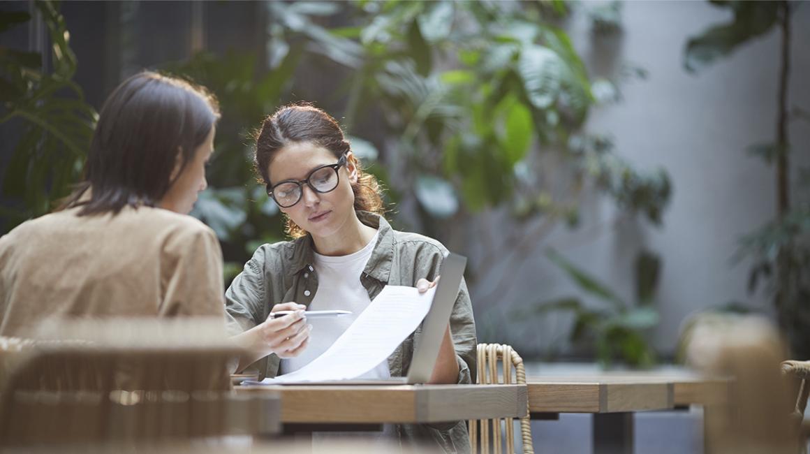kobieta pokazuje drugiej wydruk