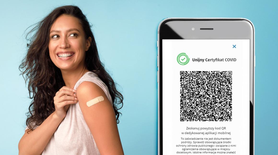 Kobieta ma plaster po szczepieniu, obok widoczny UCC