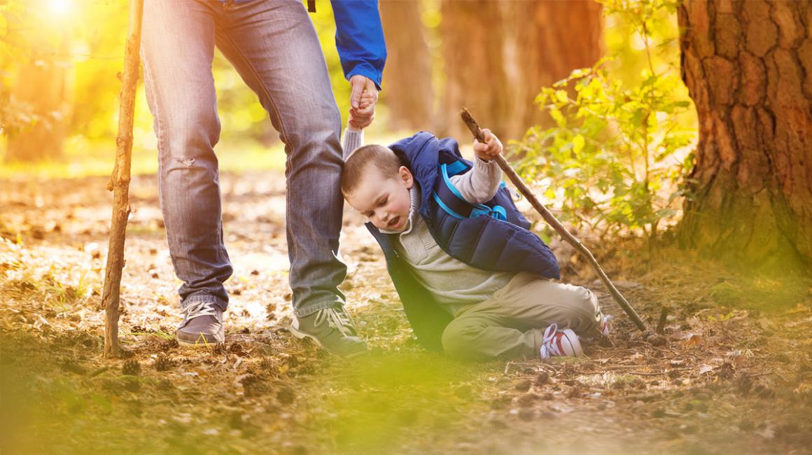 Upadające dziecko na spacerze z ojcem w parku