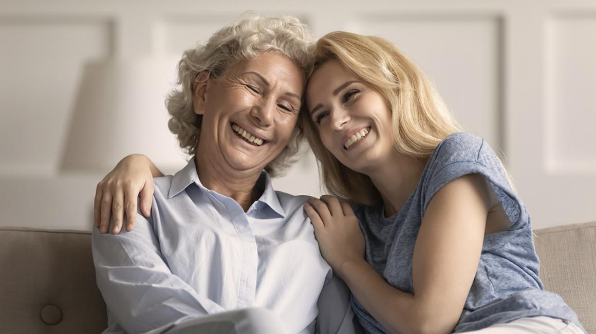 dorosła córka przytulona do matki