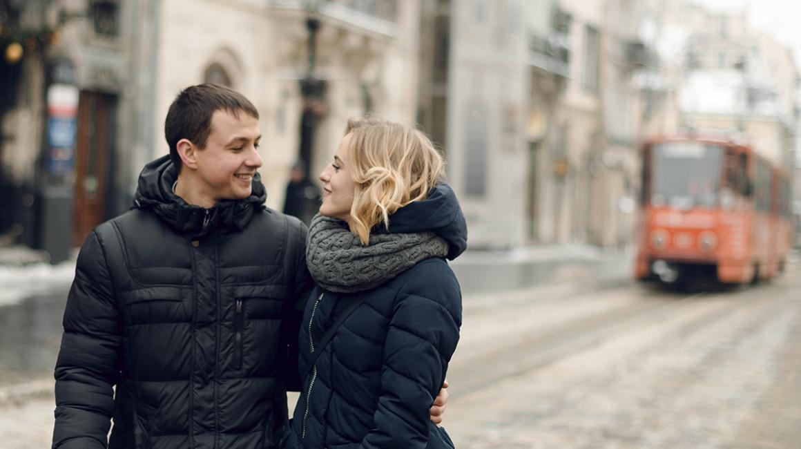 Młoda para na miejskiej, zimowej ulicy