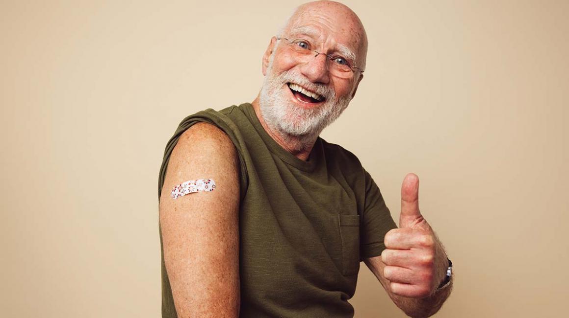 Starszy pan pokazuje kciuk w górę