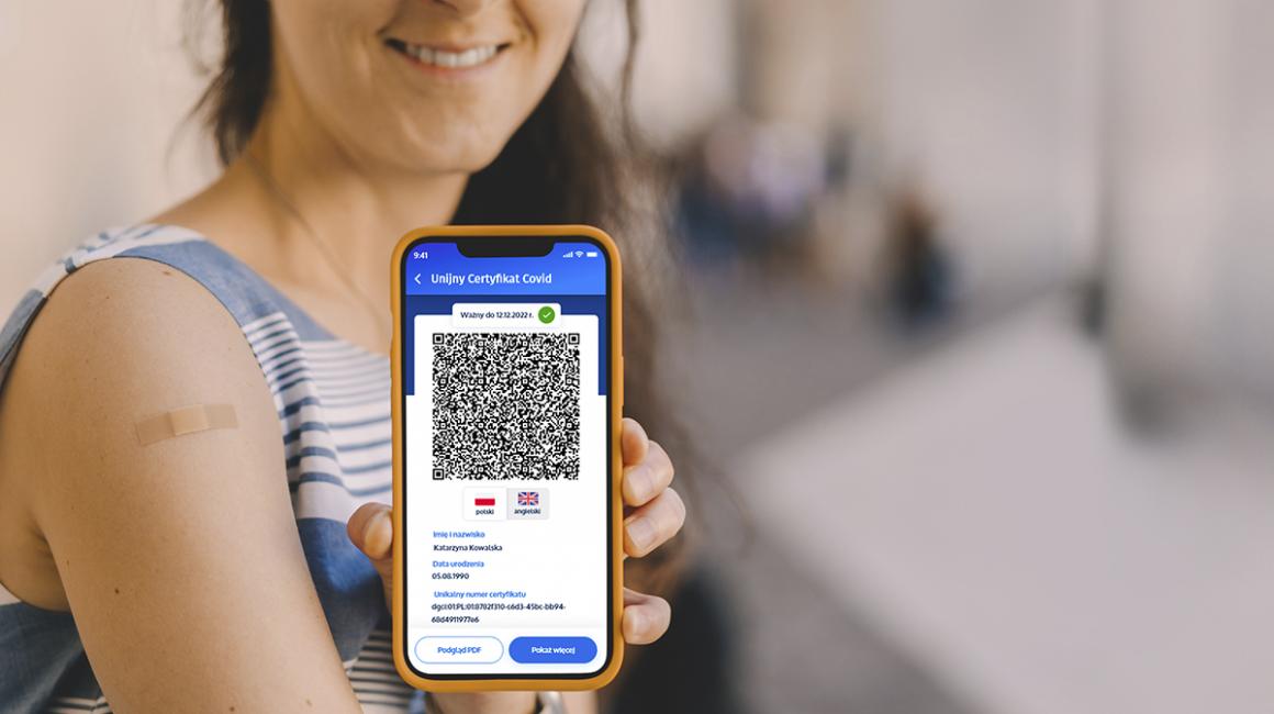 Kobieta pokazuje swój certyfikat