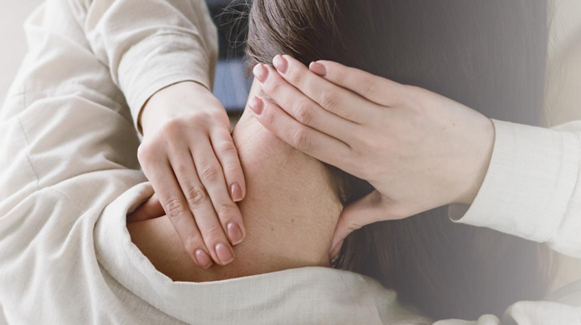 Dłonie położone z tyłu na szyi wykonujące automasaż