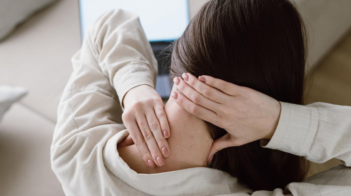 Dłonie położone z tyłu na szyi wykonujące automasaż