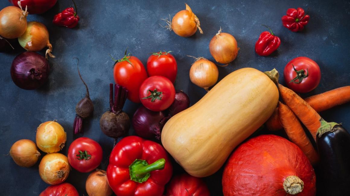 Warywa leżące na stole - m.in. dynie, pomidory, papryki, cebule