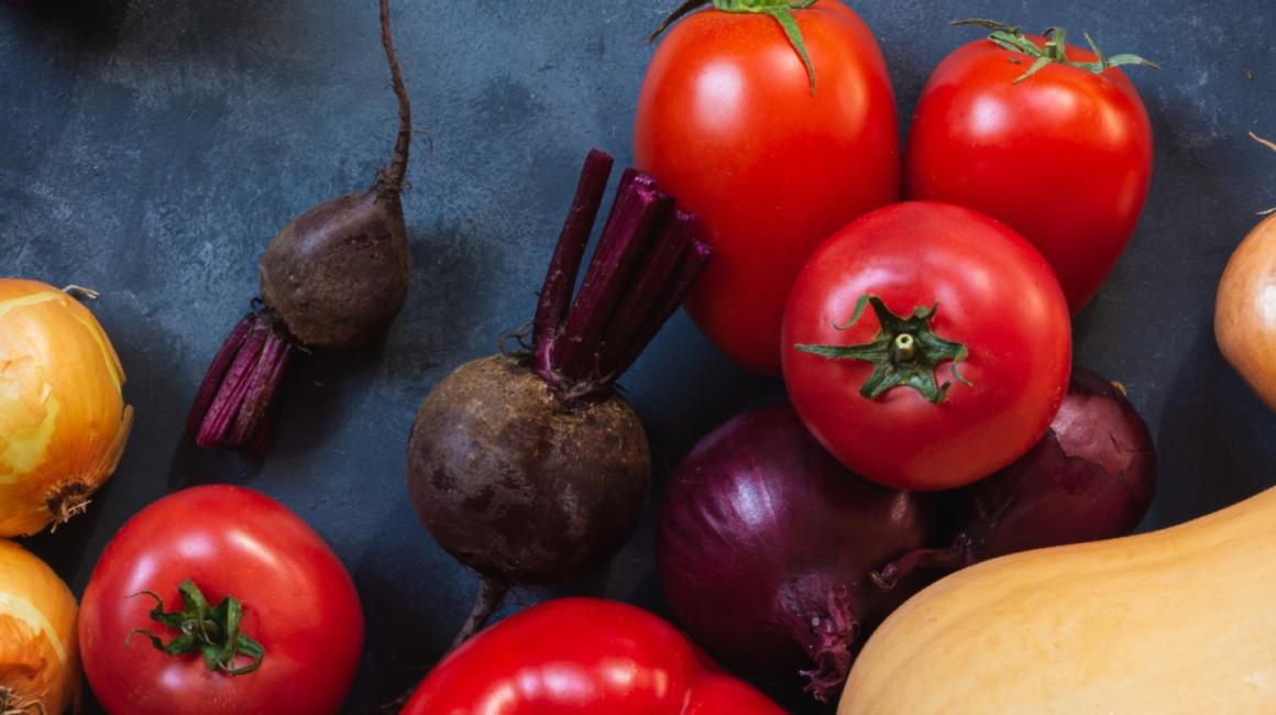 Warywa leżące na stole - m.in. dynie, pomidory, papryki, cebule