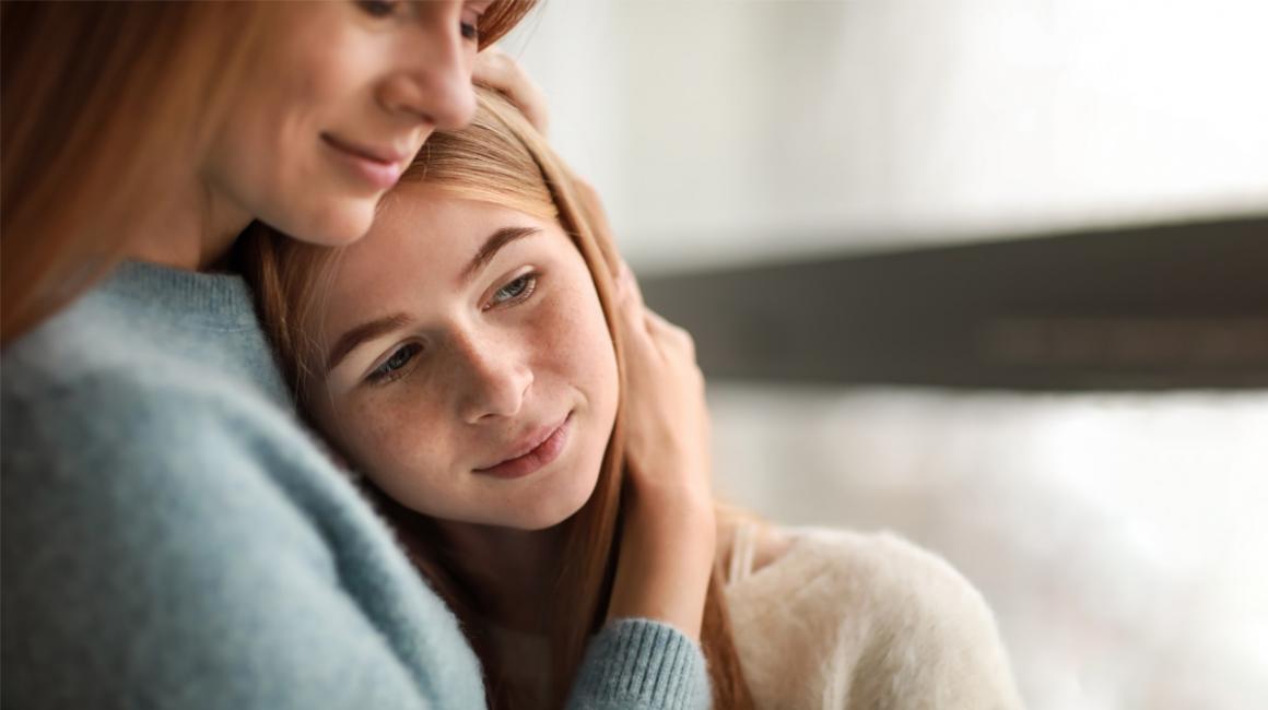 Matka przytula swoją nastoletnią córkę.