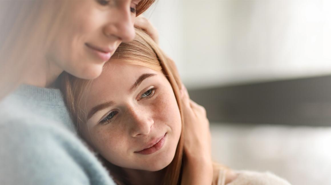 Matka przytula swoją nastoletnią córkę.