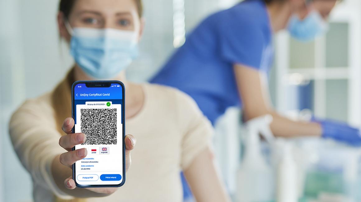 Kobieta pokazuje kod QR na telefonie