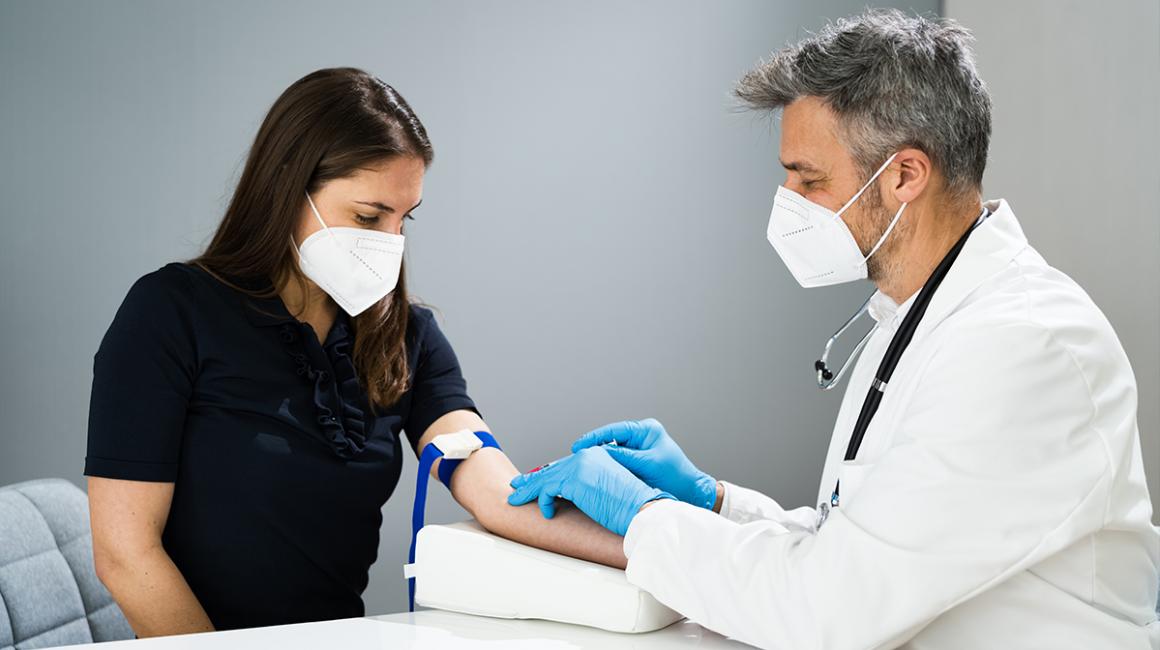 Lekarz pobiera kobiecie krew