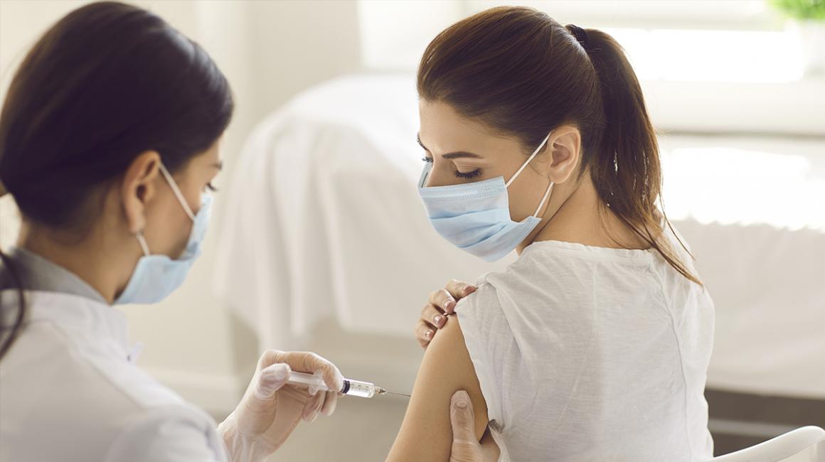 szczepienie młodej kobiety z kucykiem