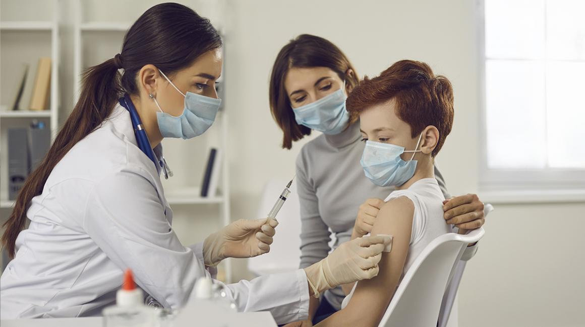 Mama z rudym chłopcem na szczepieniu