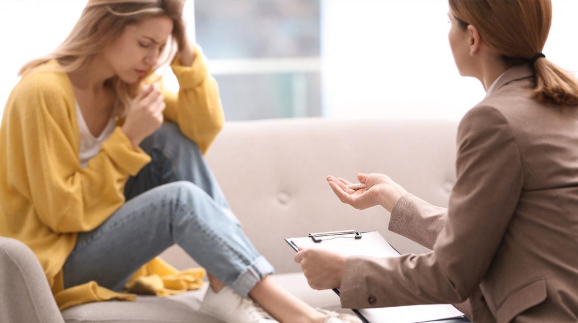 Kobieta w kryzysie rozmawiająca ze spacjalistą zdrowia psychicznego