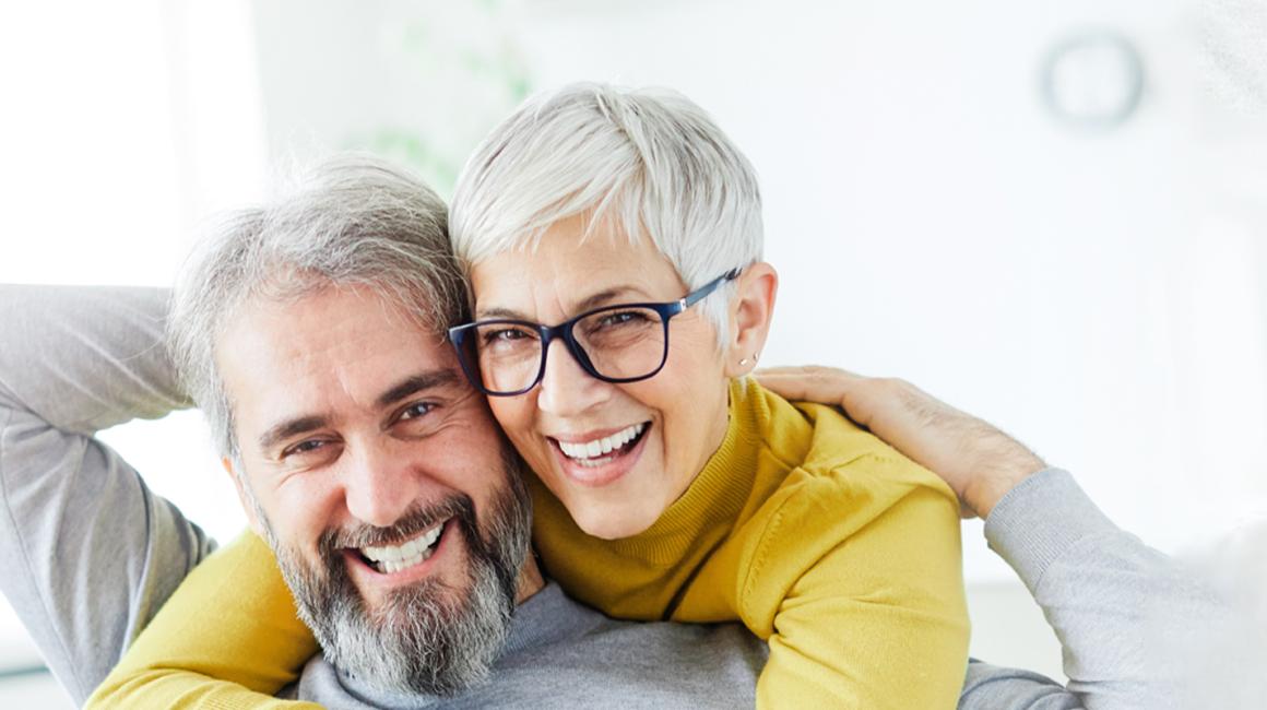 Objęci i uśmiechnięci kobieta i mężczyzna