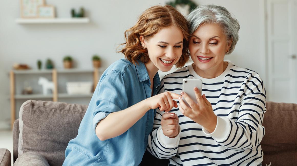 Wnuczka z babcią i telefonem