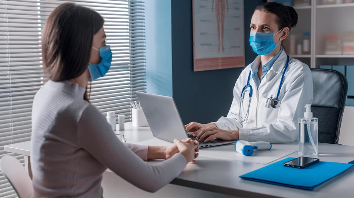 Pacjentka u lekarki w gabinecie