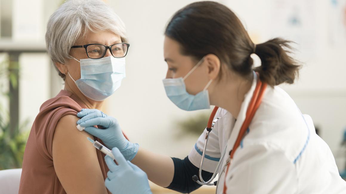 Starsza pani na szczepieniu