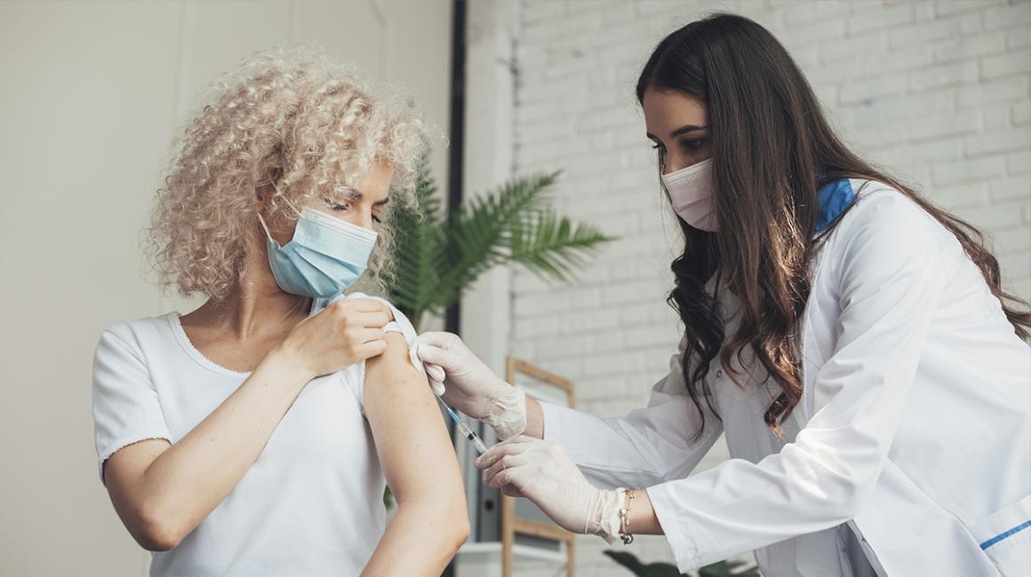 Młoda blondynka na szczepieniu