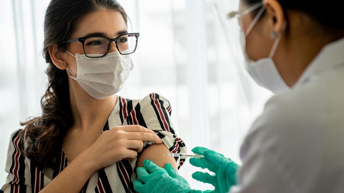 Szczepienie nastolatki w bluzce w paski