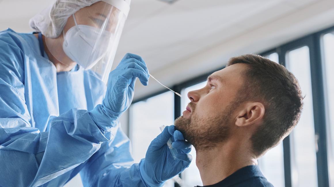 medyk pobiera wymaz u pacjenta