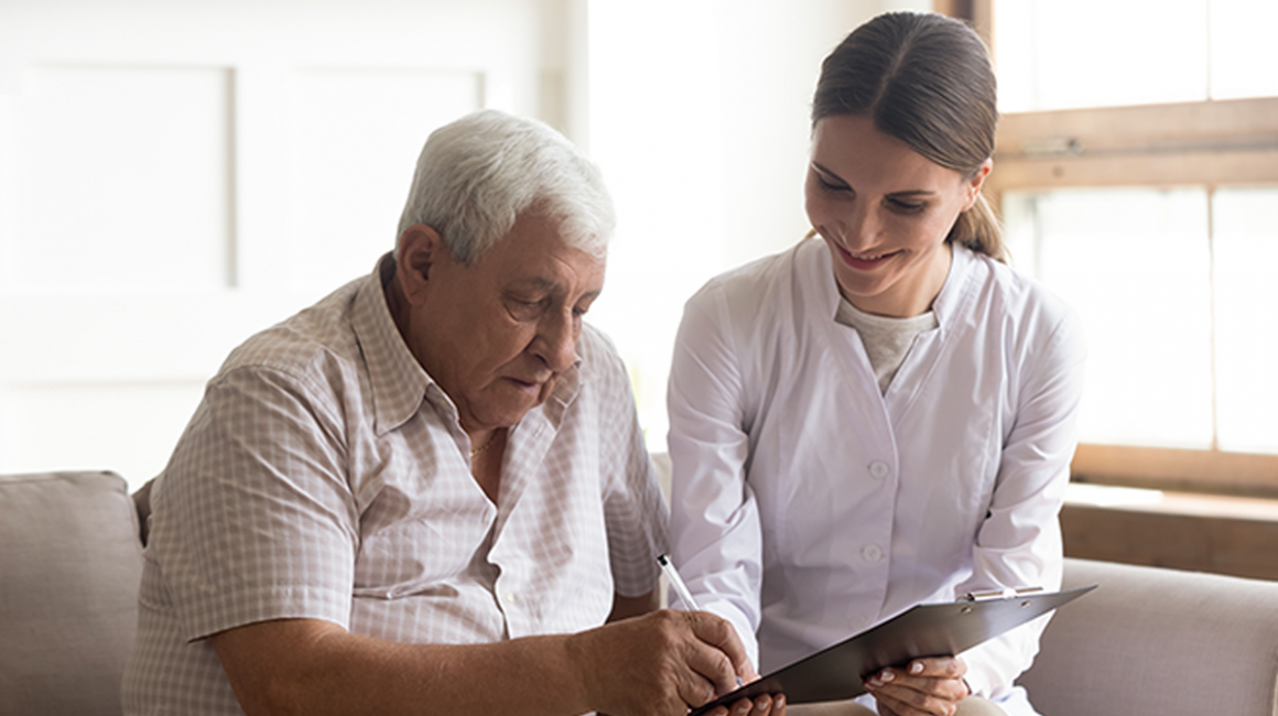 pielęgniarka rozmawia ze starszym mężczyzną