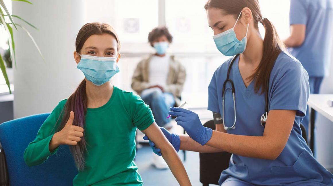 Szczepienie nastolatki w  zielonym t-shircie