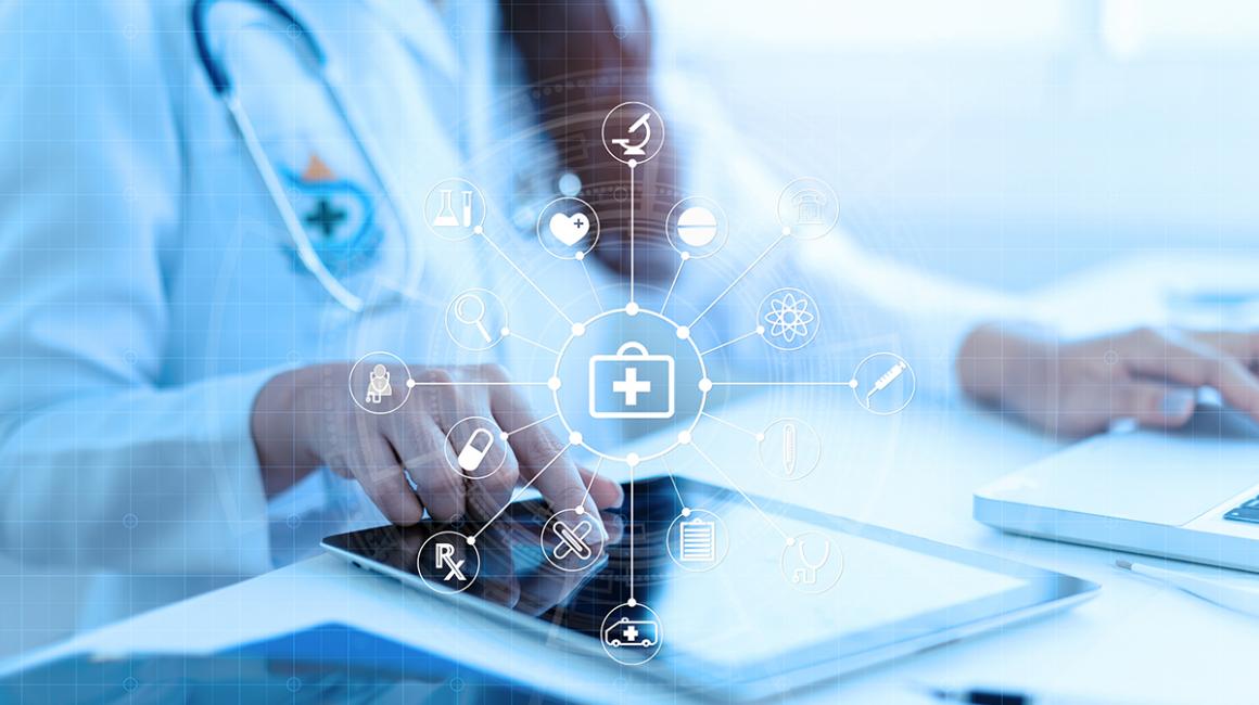 Wykadrowane ręce kobiety coś sprawdzajacej w tablecie.