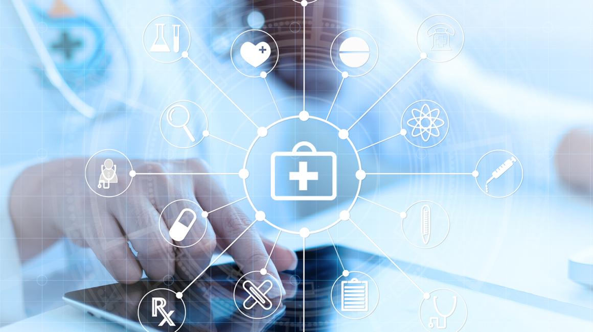 Wykadrowane ręce kobiety coś sprawdzajacej w tablecie.