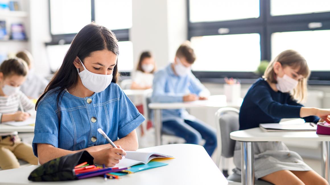 Szkolna klasa, dzieci w maseczkach